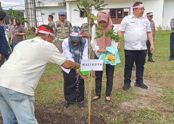 Wali Kota Pematang Siantar ikut menanam pohon di halaman Universitas Simalungun,pada kegiatan Penghijauan Polres Simalungun,Rabu ,(23/8/2023). (Nawasenanews com/ Ist)