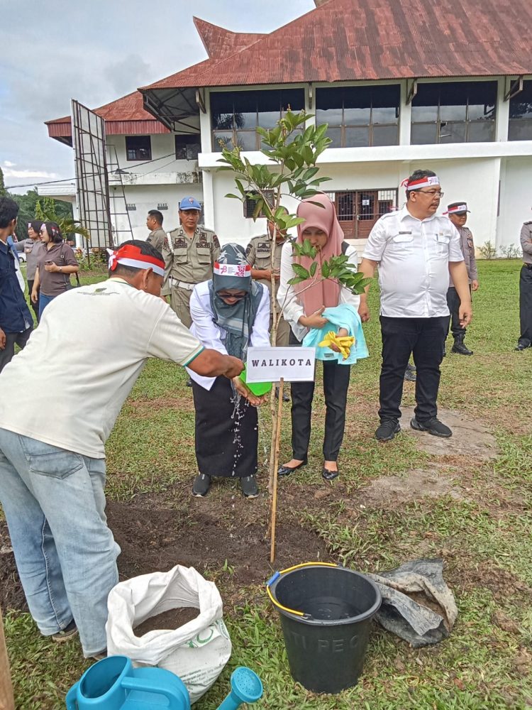 Wali Kota Pematang Siantar ikut menanam pohon di halaman Universitas Simalungun,pada kegiatan Penghijauan Polres Simalungun,Rabu ,(23/8/2023). (Nawasenanews com/ Ist)
