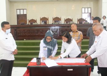 Bersama ketua DPRD Pematang Siantar Timbul Lingga, dr Susanti menandatangani nota kesepakatan KUA PPAS tentang APBD TA 2024 yang disepakati dengan DPRD Pematang Siantar. (Nawasenanews.com/Ist)