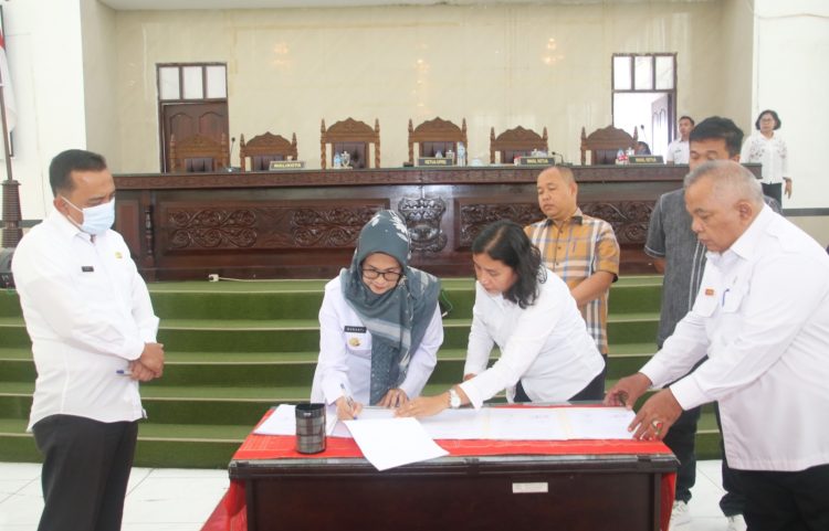 Bersama ketua DPRD Pematang Siantar Timbul Lingga, dr Susanti menandatangani nota kesepakatan KUA PPAS tentang APBD TA 2024 yang disepakati dengan DPRD Pematang Siantar. (Nawasenanews.com/Ist)