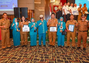 Ketua TP PKK Pematang Siantar foto bersama TP PKK kecamatan yang meraih juara dalam rangka HKG dan Harganas Tahun 2023 di Hotel Grand Mercure Medan. ( Nawasenanews.com/ Ist)