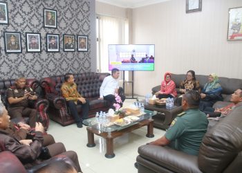 Jaksa agung muda tindak pidana umum diterima di ruang kerja Kajari Kota Pematang Siantar dan ikut disambut oleh wali kota. ( Nawasenanews.com/ Ist)