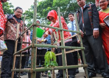 Wali kota Pematang Siantar didampingi Kadis Lingkungan Hidup Menyirami pohon buah yang baru ditanam di halaman SMP Negeri 3 sebagai simbolik dimulainya gerakan 1 siswa 1 pohon buah.( Nawasenanews/ Ist)