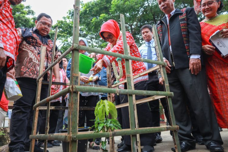 Wali kota Pematang Siantar didampingi Kadis Lingkungan Hidup Menyirami pohon buah yang baru ditanam di halaman SMP Negeri 3 sebagai simbolik dimulainya gerakan 1 siswa 1 pohon buah.( Nawasenanews/ Ist)