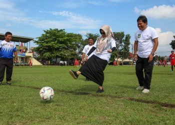 Wali Kota Pematang Siantar menendang bola sebagai pertanda dimulainya pertandingan perdana Wali Kota Cup yang pesertanya para pelajar SMA memperebutkan piala bergilir wali kota. (Nawasenanews.com/Ist)