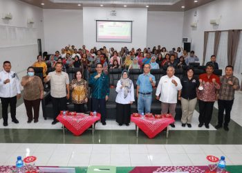 Para peserta pembahasan Ranperwa yang dibuka wali kota foto bersama usai pertemuan. (Nawasenanews.com/ Ist)