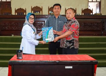 Wali Kota Pematang Siantar dr Susanti bersama Ketua DPRD Timbul M.Lingga didampingi Wakil Ketua DPRD Ronald Tampubolon menunjukkan nota kesepakatan KUA PPAS P- APBD TA 2023 yang sudah ditandatangani pada rapat paripurna DPRD Pematang Siantar. ( Nawasenanews.com/ Ist)