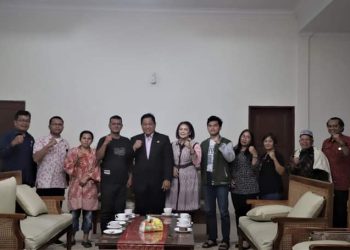 Bupati Dairi dan Bunda Literasi jelang keberangkatannya ke Kanada.( Nawasenanews.com/ Ist)