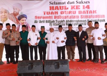 Wakil Bupati dan Kapolres Simalungun dan Pematang Siantar serta anggota DPRD Sumut Gusmiyadi dan DPRD Simalungun Juarsa Siagian foto bersama saat menghadiri Haul ke 14 Tuan Guru Batak.( Nawasenanews.com/Ist)