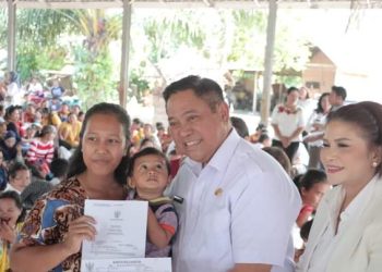 Bupati Dairi dan Istri saat berkunjung ke desa Tuppak Raja yang bebas stunting. ( Nawasenanews.com/ Ist)