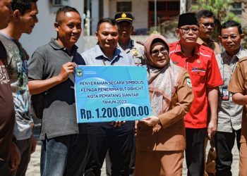 Wali Kota Pematang Siantar membagikan secara simbolis Dana bagi Hasil Cukai Tembakau di Dinas Sosial dan P3A. ( Nawasenanews.com/ Ist)