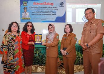 Di hadapan ratusan mahasiswa USI yang hadir, dr Susanti memberikan cenderamata kepada Rektor USI atas kolaborasi melaksanakan sosialisasi antar kerja. ( Nawasenanews.com/ Ist)