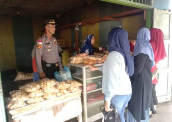 Kapolsek Bangun Iptu Esron Siahaan saat berada di salah satu UMKM industri rumah tangga yang memproduksi keripik singkong. ( Nawasenanews.com/Ist)