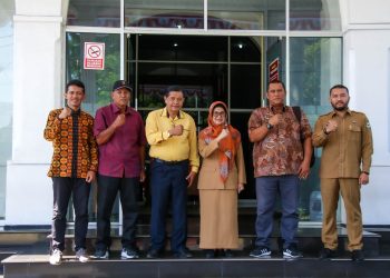 Pengurus IKEIS Kota Pematang Siantar foto bersama walikota usai audiensi di Balai Kota. ( Nawasenanews.com/ Ist)