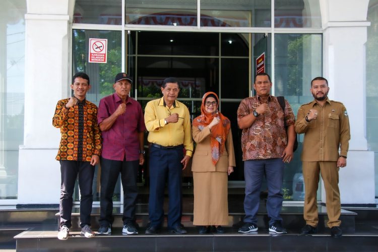 Pengurus IKEIS Kota Pematang Siantar foto bersama walikota usai audiensi di Balai Kota. ( Nawasenanews.com/ Ist)