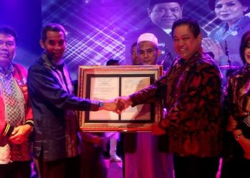 Bupati Dairi saat menerima penghargaan Indikasi Geografis (IG) tahun 2019 lalu atas kejayaan kopi Sidikalang.( Nawasenanews/ Ist)