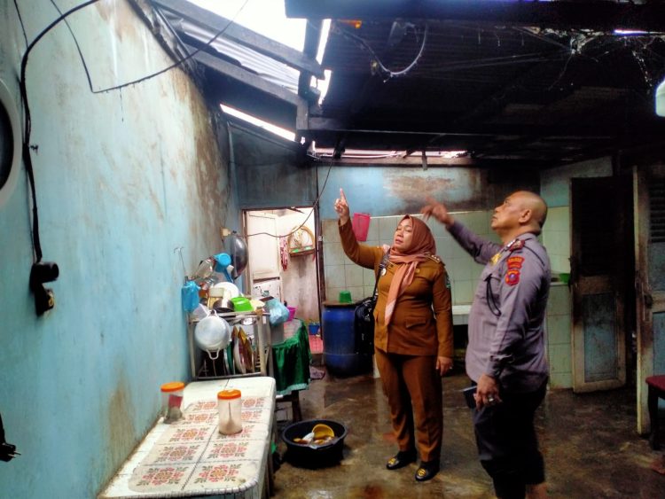 Angin puting beliung yang disertai hujan deras telah memporak porandakan atap rumah salah seorang warga Serbelawan.Sebanyak 10 rumah mengalami kerusakan pada peristiwa tersebut. ( Nawasenanews.com/ Ist)