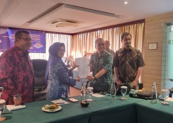 dr Susanti menunjukkan hasil diskusi yang membahas RDTR. Masing masing daerah di forum diskusi grup bersama 9 daerah termasuk Kota Pematang Siantar di pulau Bintan Kepulauan Riau. ( Nawasenanews.com/Ist)