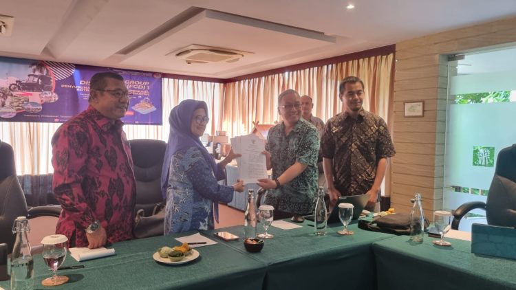 dr Susanti menunjukkan hasil diskusi yang membahas RDTR. Masing masing daerah di forum diskusi grup bersama 9 daerah termasuk Kota Pematang Siantar di pulau Bintan Kepulauan Riau. ( Nawasenanews.com/Ist)