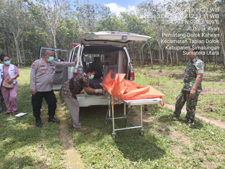 Mayat wanita tanpa busana yang ditemukan di perkebunan PT Bridgestone dievakuasi oleh petugas Polsek Serbelawan. ( Nawasenanews.com/ Ist)