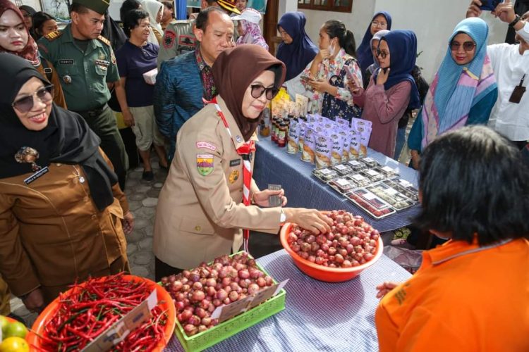 Wali Kota Pematang Siantar saat turun mengecek harga pasar bawang merah dan sembako lainnya.(Nawasenanews.com/ Ist)