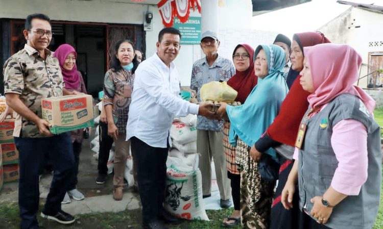 Bupati Simalungun dan ketua DPRD Simalungun memberikan bantuan kepada korban banjir di Serbelawan yang terjadi baru baru ini. (Nawasenanews.com/ Ist)