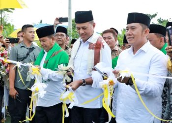 Wagubsu bersama Bupati Simalungun dan Pendiri Yayasan Daarul Putra Madinah Darma Putra Rangkuti menggunting pita pada acara peletakan batu pertama Ponpes Daarul Putra Madinah. (Nawasenanews.com/ Ist)