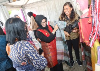 Wali Kota Pematang Siantar mengenakan baju merah berbahan tenunan ulos untuk mendukung UMKM.( Nawasenanews.com/ Ist)