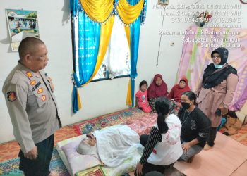 Ernawaty Damanik (54) warga Huta Dolok Hataran Kecamatan Dolok Batu Nanggar, wanita yang mengakhiri nyawanya dengan cara gantung diri dievakuasi pihak Polsek Serbelawan ke rumahnya untuk proses penguburan. ( Nawasenanews.com/ Ist)