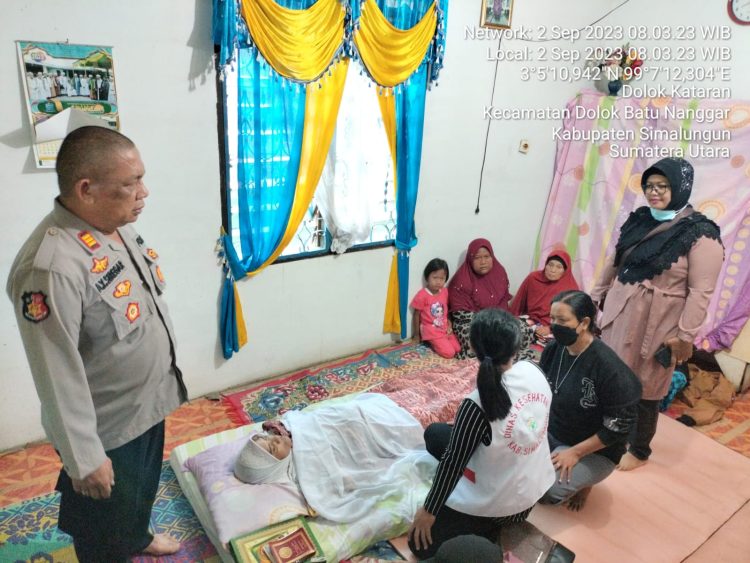 Ernawaty Damanik (54) warga Huta Dolok Hataran Kecamatan Dolok Batu Nanggar, wanita yang mengakhiri nyawanya dengan cara gantung diri dievakuasi pihak Polsek Serbelawan ke rumahnya untuk proses penguburan. ( Nawasenanews.com/ Ist)