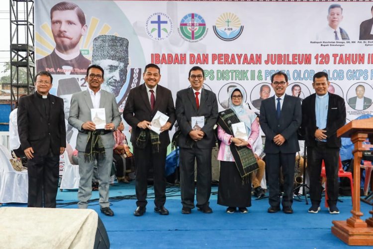 Wali kota Pematang Siantar dr Susanti menghadiri pesta olob olob GKPS dan Jubileum 120 tahun injil di Simalungun .(nawasenanews.com/ Ist)
