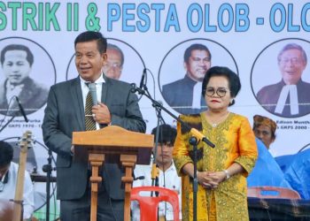 Bupati Simalungun didampingi istri memberikan kata sambutan pada acara Jubileum 120 Tahun Injil di Simalungun dan pesta Olob olob GKPS Resort Raya. ( Nawasenanews.com/ Ist)