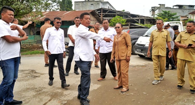 Bupati Simalungun bersama anggota DPRD dan Kadis PUTR saat kunjungan kerja di Perdagangan meninjau kondisi drainase. ( Nawasenanews.com/ ist)