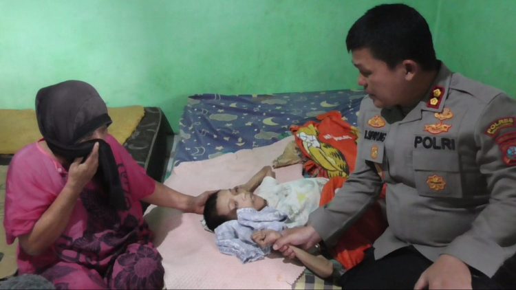Kapolres Simalungun mengunjungi sekaligus memberi bantuan kasih kepada keluarga Suratmi yang 4 anaknya menderita lumpuh layuh. ( Nawasenanews.com/ Ist)