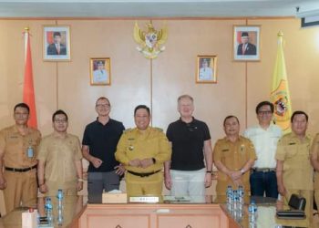 Bupati Kabupaten Dairi Dr. Eddy Keleng Ate Berutu menerima kehadiran perwakilan EDE Consulting GmbH representative Offfice dari Hanns R. Neumann Stiftung Indonesia (HRNS Indonesia), di Ruang Rapat Bupati.(Nawasenanews.com/ Ist)