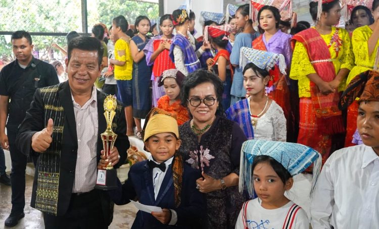 Bupati Simalungun dan Bunda Paud menyerahkan trophy kepada para juara pada acara festival seni dan budaya tingkat Kecamatan Raya Kahean, Selasa ( 5/09/2023). ( Nawasenanews.com/ Ist)