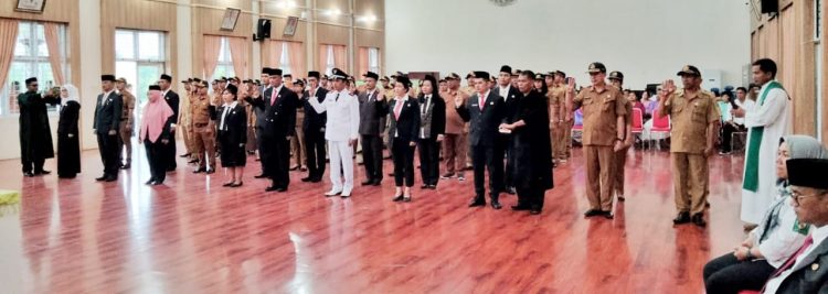 65 pejabat di lingkungan Pemkab Simalungun saat dilantik oleh Bupati Simalungun diwakili Sekda Kabupaten Simalungun. (Nawasenanews.com/ ist)