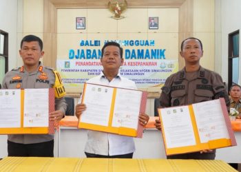 Bupati Simalungun, Kapolres dan Kejari melakukan Penandatanganan Nota Kesepahaman antara Pemerintah Kabupaten Simalungun, Kejaksaan Kabupaten Simalungun, dan Kepolisian Resort Simalungun untuk kesuksesan Pilpanag di 77 nagori.(Nawasenanews.com/ Ist)