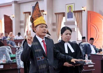 Rohaniawan Kristen Pdt.Megayani Sitorus saat mendampingi Martua Simamora mengucapkan janji sebagai anggota DPRD Simalungun pengganti antar waktu menggantikan Badri Kalimantan yang meninggal dunia. (Nawasenanews.com-Susan/Ist)