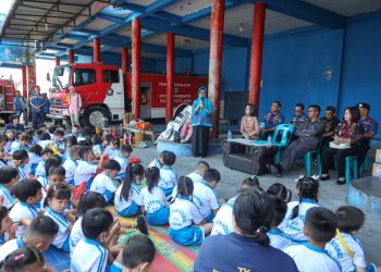 Para siswa Taman Kanak kanak Sultan Agung Pematang Siantar belajar simulasi pemadam kebakaran dan cara menyelamatkan diri dari kebakaran, yang dihadiri wali kota. ( Nawasenanews.com/ Ist)