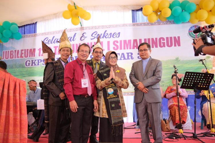 Wali Kota Pematang Siantar mendapat Ulos Hiou Suri suri saat menghadiri Jubileum 120 Injil di Simalungun di GKPS Siantar Resort III.( Nawasenanews.com/ Ist)