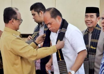 Wakil Bupati memakaikan stola kepada Ketua DPRD Provinsi Sumut sebagai cenderamata atas kunjungan kerja Pansus DPRD Sumut ke Simalungun. ( Nawasenanews.com/ Ist)