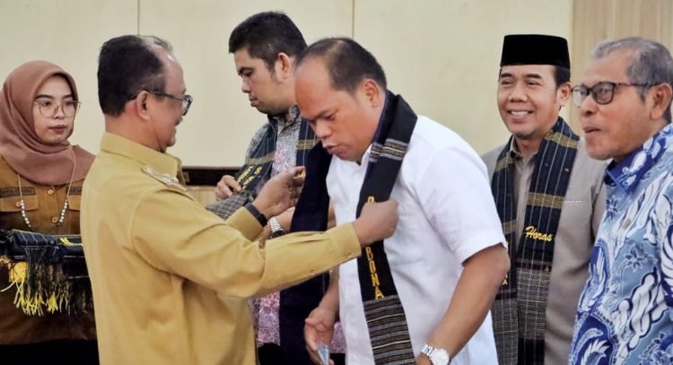 Wakil Bupati memakaikan stola kepada Ketua DPRD Provinsi Sumut sebagai cenderamata atas kunjungan kerja Pansus DPRD Sumut ke Simalungun. ( Nawasenanews.com/ Ist)