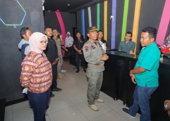 Kepala Satpol PP dan Kadis Perizinan mendatangi THM Anda Club di Jalan Ahmad Yani Kelurahan Siopat Suhu dalam rangka mengawasi dan menanggapi keluhan masyarakat sekitar tentang jam operasi dan gangguan suara dari tempat hiburan malam. ( Nawasenanews/Ist)