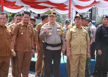 Kapolres Simalungun bersama Bupati Simalungun dan Kadis DPMPN Kabupaten Simalungun saat mengecek kesiapan personel dan melepas logistik untuk keperluan Pilpanag gelombang II yang diselenggarakan, Rabu, 13 September 2023. (Nawasenanews/ Ist)