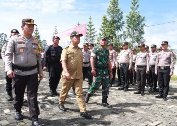 Bupati Simalungun memimpin apel pengamanan Pilpanag. Didampingi Kapolres Simalungun dan Dandim 0207/ Simalungun, Bupati memeriksa barisan pada saat apel pasukan.( Nawasenanews/ Ist)