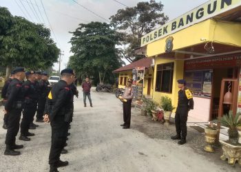 Foto : Kapolsek Bangun saat mempersiapkan jajarannya Laksanakan Patroli Show of Force dalam rangka Pilpanag tahap 2. (Nawasenanews.com/Ist)