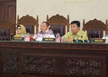 Dihadiri Wali kota Pematang Siantar, Ketua DPRD dan wakil Ketua DPRD saat memimpin Sidang Paripurna penyampaian pemandangan umum fraksi DPRD atas Ranperda P-APBD TA 2023. ( Nawasenanews/ Ist)