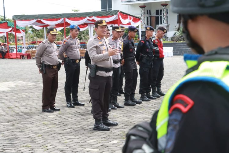 Kapolres Simalungun saat memberikan Arahan Perintah Pimpinan kepada personel kepolisian yang mengamankan pelaksanaan Pilpanag 13 September 2023. ( Nawasenanews/ Ist)