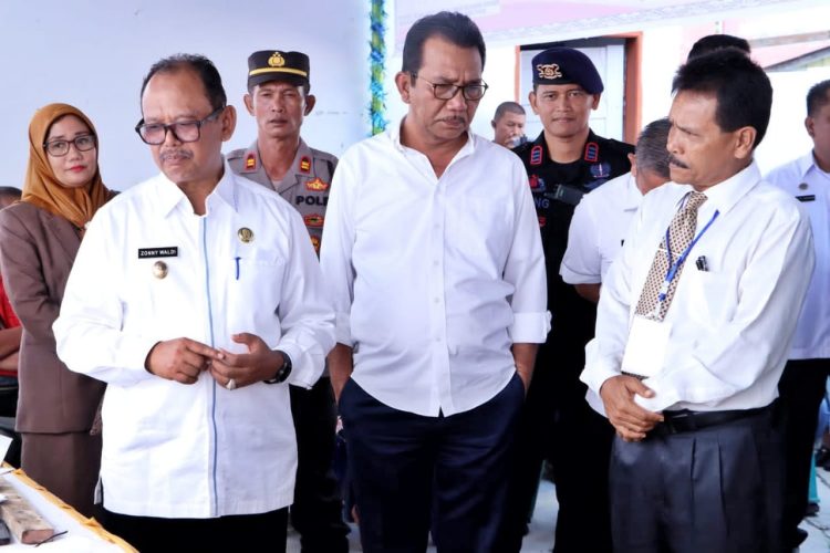 Wakil Bupati dan Ketua DPRD Simalungun saat monitoring pelaksanaan Pilpanag gelombang II di nagori Siantar Estate Kecamatan Siantar.(Nawasenanews/ Ist)